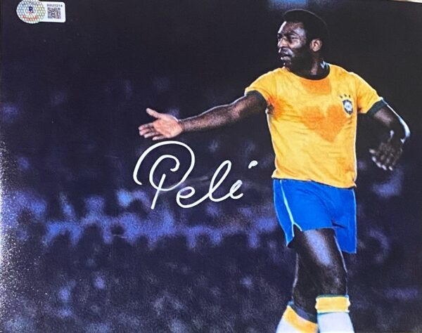 PELE SIGNED BRAZIL 8X10 PHOTO BECKETT COA