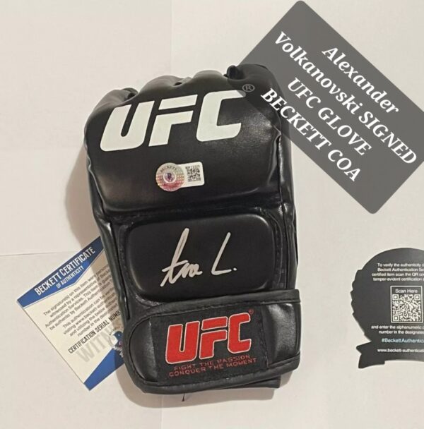 Alexander Volkanovski Signed UFC Glove Beckett COA